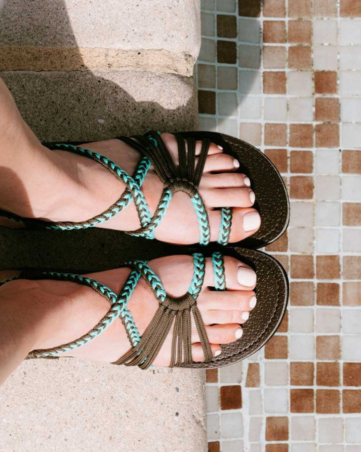 "Orthopädische Damensandalen in Blau, elegante Vorderansicht, vereint Komfort und Stil für den täglichen Gebrauch"