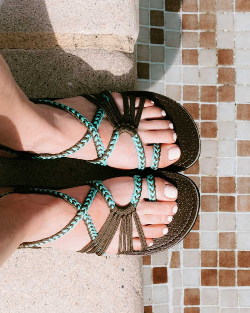 "Orthopädische Damensandalen in Blau, elegante Vorderansicht, vereint Komfort und Stil für den täglichen Gebrauch"