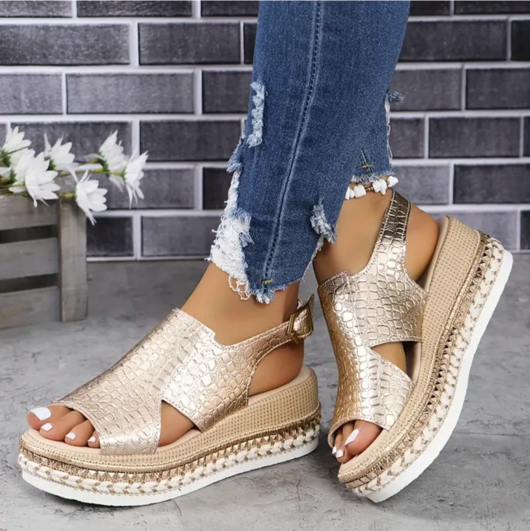 Orthopädische Damensandalen in Gold und Silber bieten Komfort und Stil, ideal für Strandspaziergänge und Stadtbesuche.