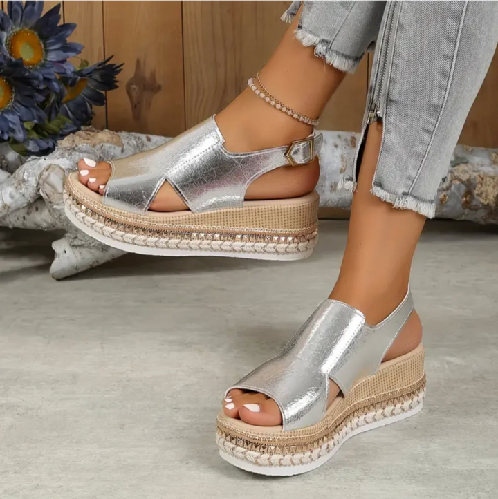 Orthopädische Damensandalen in Gold und Silber bieten Komfort und Stil, ideal für Strandspaziergänge und Stadtbesuche.
