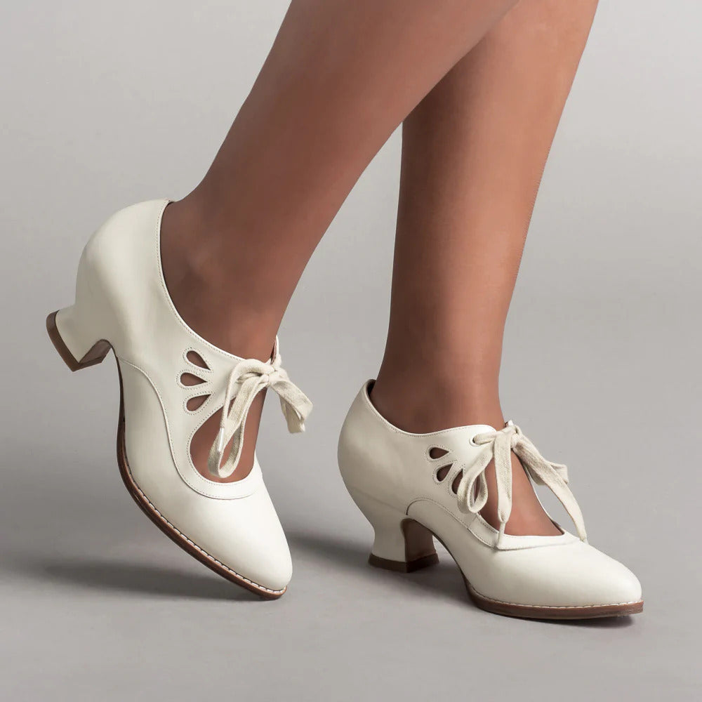 Orthopädische Damenschuhe, elegant, hoher Absatz, modernes Design, schwarz, rutschfeste Sohle für Komfort und Stabilität.