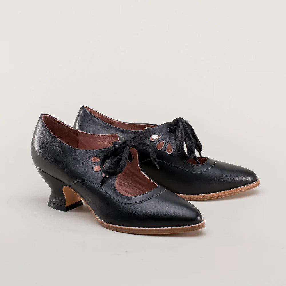 Orthopädische Damenschuhe, elegant, hoher Absatz, modernes Design, schwarz, rutschfeste Sohle für Komfort und Stabilität.