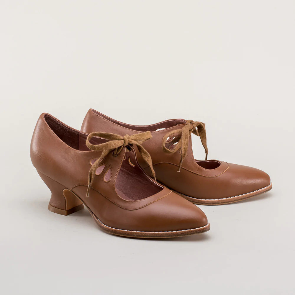Orthopädische Damenschuhe, elegant, hoher Absatz, modernes Design, schwarz, rutschfeste Sohle für Komfort und Stabilität.