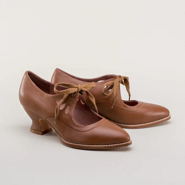 Orthopädische Damenschuhe, elegant, hoher Absatz, modernes Design, schwarz, rutschfeste Sohle für Komfort und Stabilität.
