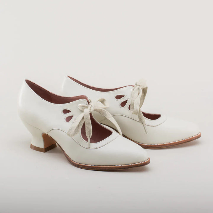 Orthopädische Damenschuhe, elegant, hoher Absatz, modernes Design, schwarz, rutschfeste Sohle für Komfort und Stabilität.