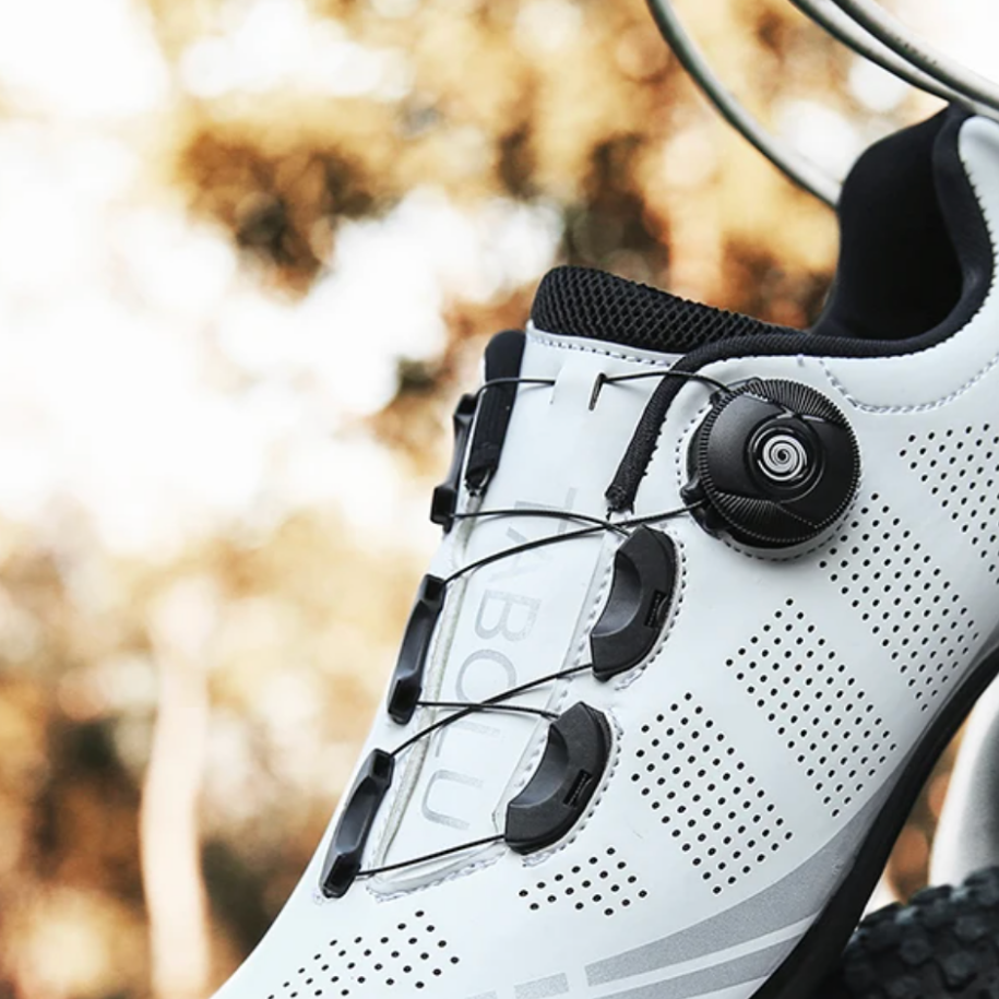 "Orthopädische Fahrradschuhe Damen, ergonomisches Design, rot-schwarz-weiß, Vorderansicht, für Komfort und Performance"