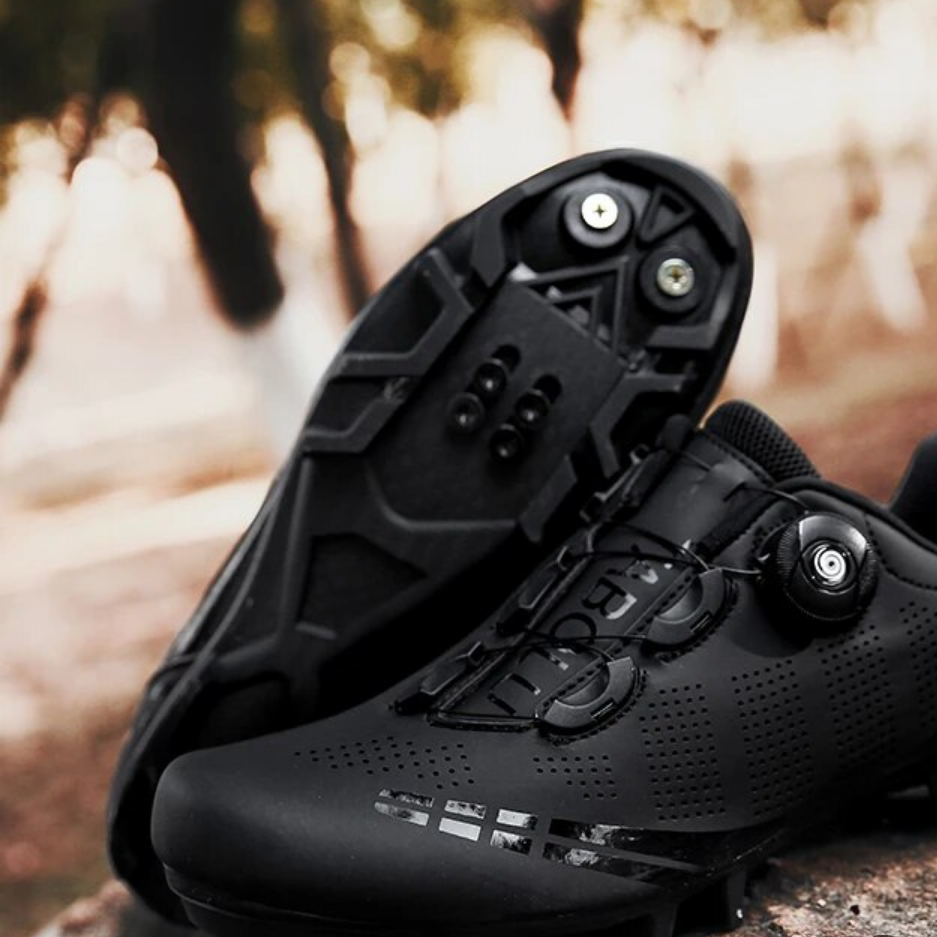 "Orthopädische Fahrradschuhe Damen, ergonomisches Design, rot-schwarz-weiß, Vorderansicht, für Komfort und Performance"