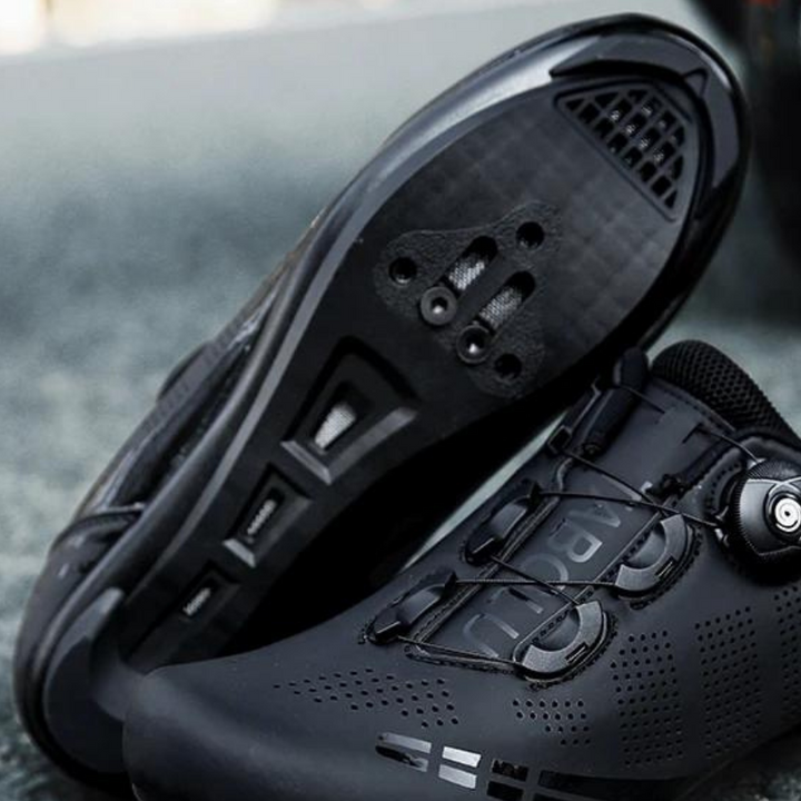 "Orthopädische Fahrradschuhe Damen, ergonomisches Design, rot-schwarz-weiß, Vorderansicht, für Komfort und Performance"