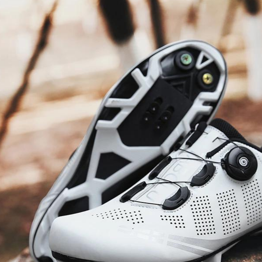 "Orthopädische Fahrradschuhe Damen, ergonomisches Design, rot-schwarz-weiß, Vorderansicht, für Komfort und Performance"