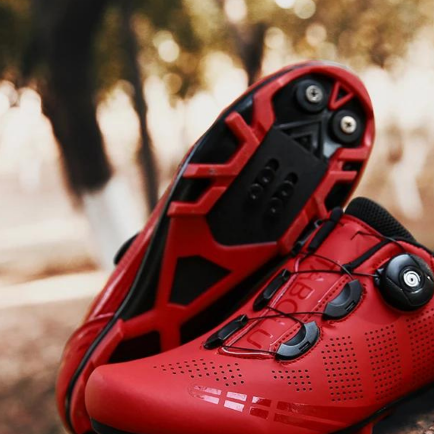 "Orthopädische Fahrradschuhe Damen, ergonomisches Design, rot-schwarz-weiß, Vorderansicht, für Komfort und Performance"