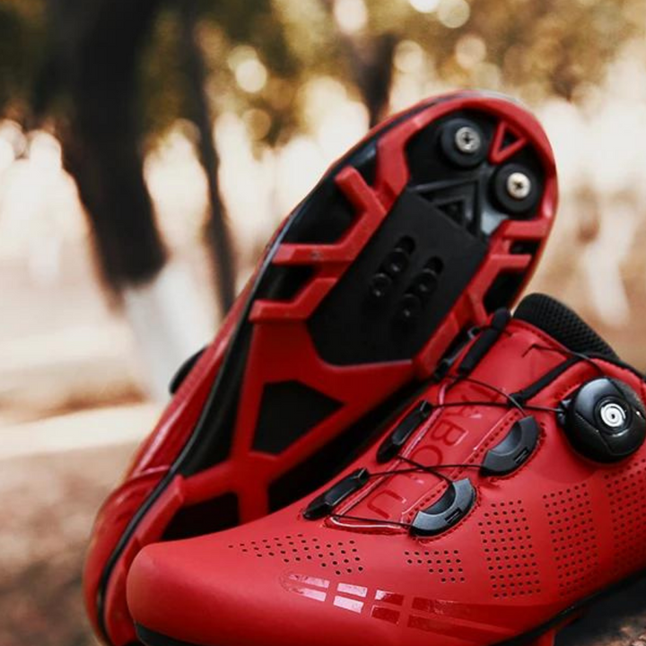 "Orthopädische Fahrradschuhe Damen, ergonomisches Design, rot-schwarz-weiß, Vorderansicht, für Komfort und Performance"