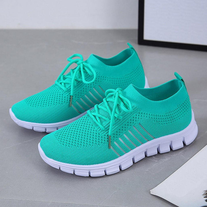 "Orthopädische Frauen-Sneaker, weiß und grau, Vorderansicht, ergonomische Sohle, atmungsaktives Material, gesund"