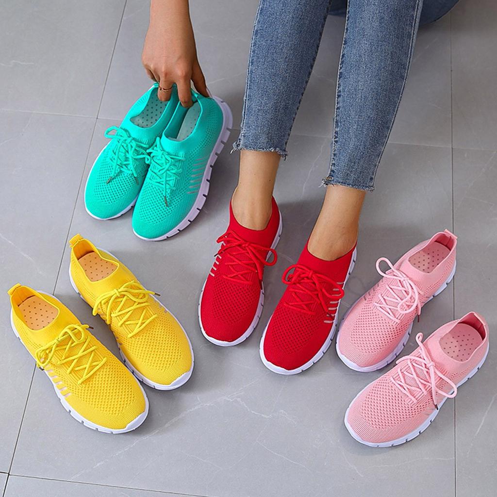 "Orthopädische Frauen-Sneaker, weiß und grau, Vorderansicht, ergonomische Sohle, atmungsaktives Material, gesund"