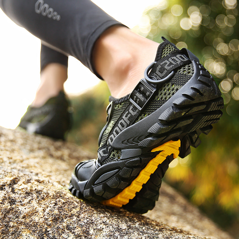 "Orthopädischer Wanderschuh Damen in Camouflage, gepolsterte Einlegesohle, rutschfeste Sohle, atmungsaktiv, seitliche Ansicht