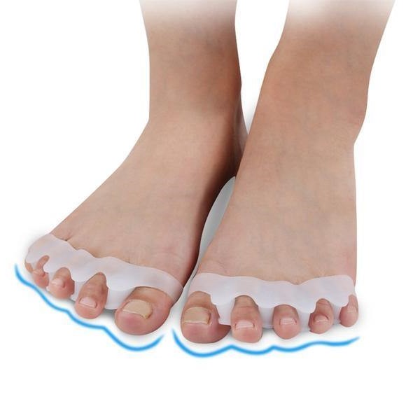 "Orthopädischer Zehenkorrektor: Hautfarben, flexibles Design, für Komfort und Entlastung bei Hallux Valgus und Hammerzehen."