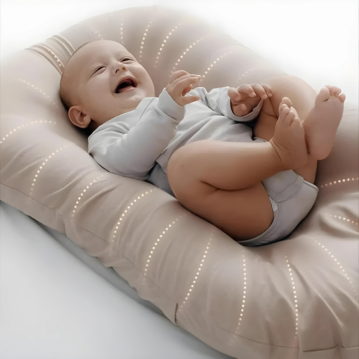 Orthopädisches Babykissen in Beige, ergonomisch geformt, fördert die gesunde Kopf- und Nackenentwicklung, hypoallergen.