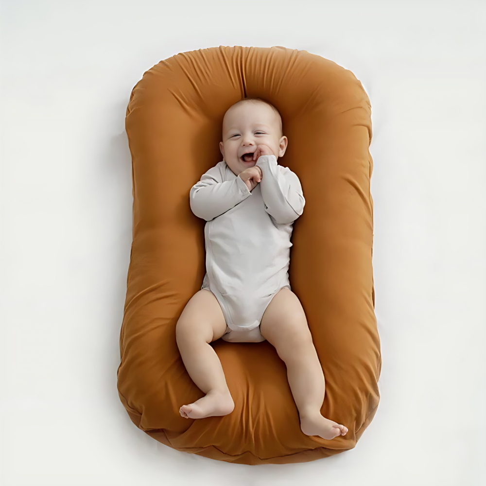 Orthopädisches Babykissen in Beige, ergonomisch geformt, fördert die gesunde Kopf- und Nackenentwicklung, hypoallergen.