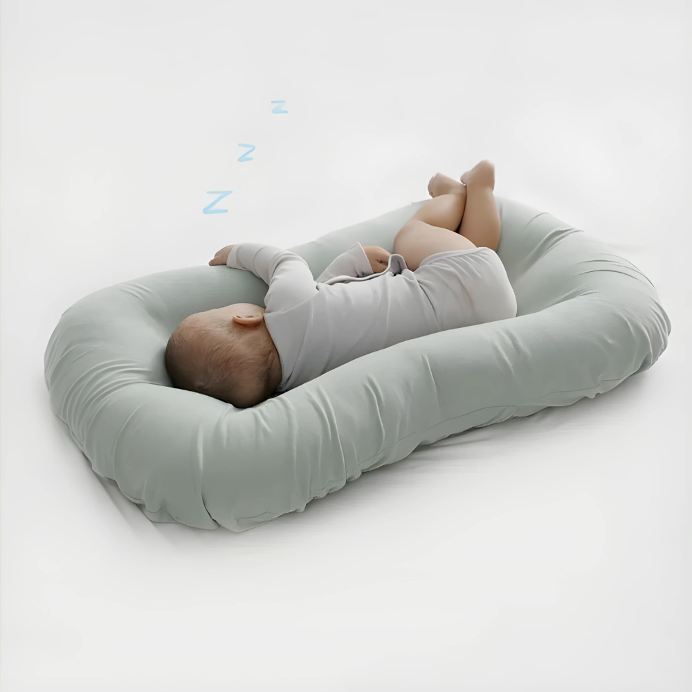 Orthopädisches Babykissen in Beige, ergonomisch geformt, fördert die gesunde Kopf- und Nackenentwicklung, hypoallergen.