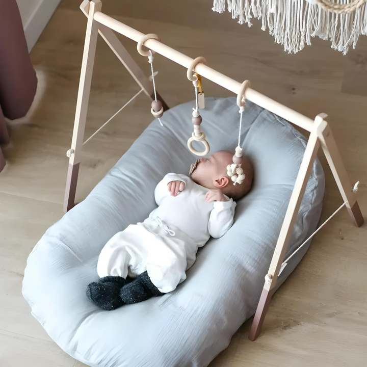 Orthopädisches Babykissen in Beige, ergonomisch geformt, fördert die gesunde Kopf- und Nackenentwicklung, hypoallergen.