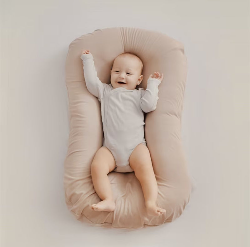 Orthopädisches Babykissen in Beige, ergonomisch geformt, fördert die gesunde Kopf- und Nackenentwicklung, hypoallergen.