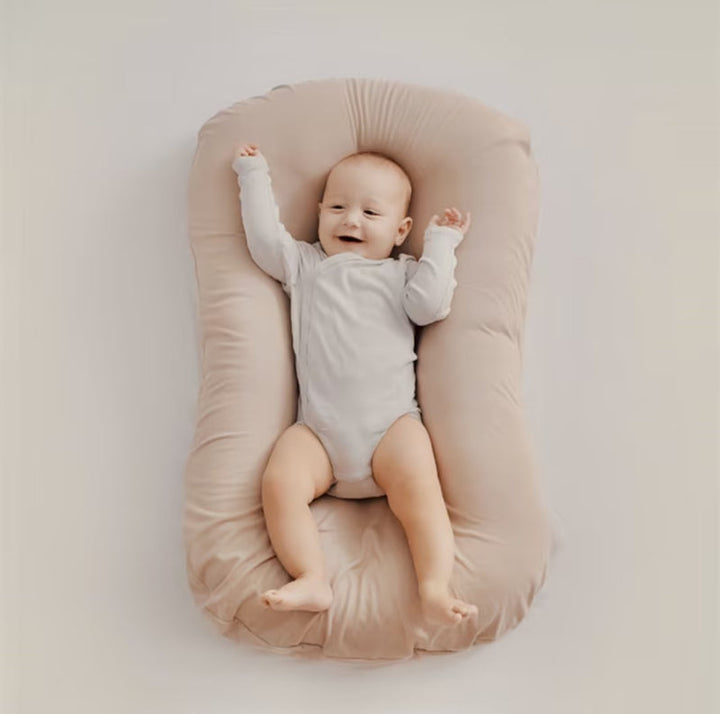 Orthopädisches Babykissen in Beige, ergonomisch geformt, fördert die gesunde Kopf- und Nackenentwicklung, hypoallergen.