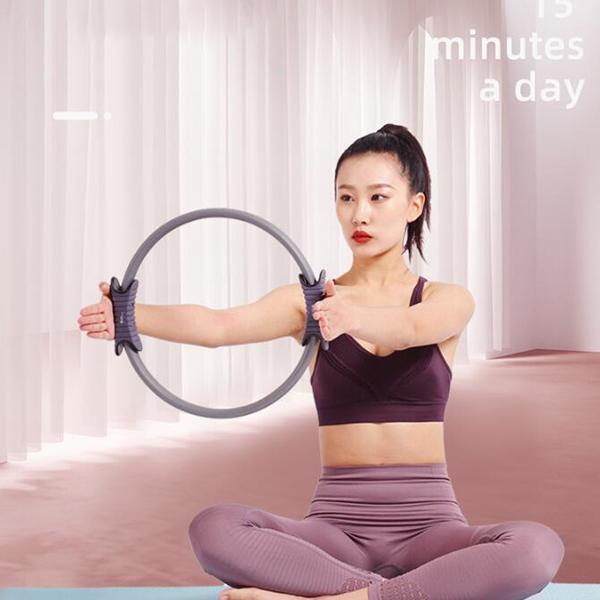 Pilatesring mit rutschfesten Griffen zur Stärkung von Armen, Beinen und Core, ideal für Ganzkörpertraining zu Hause.