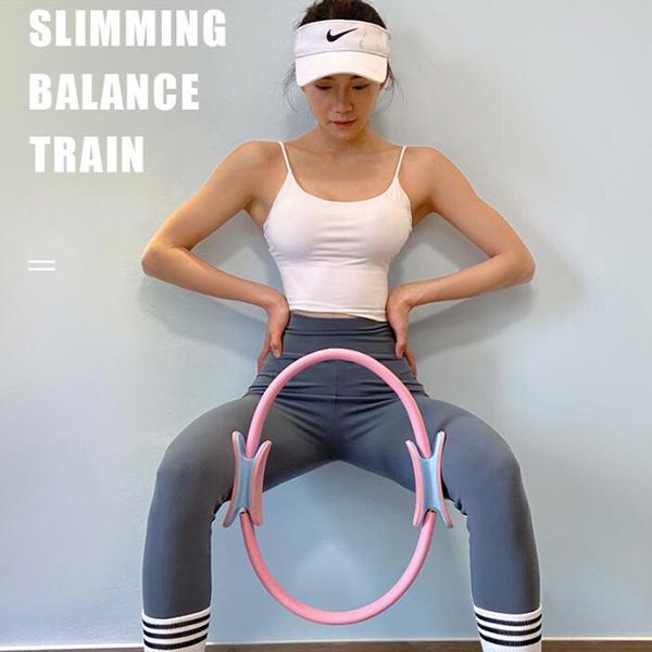 Pilatesring mit rutschfesten Griffen zur Stärkung von Armen, Beinen und Core, ideal für Ganzkörpertraining zu Hause.