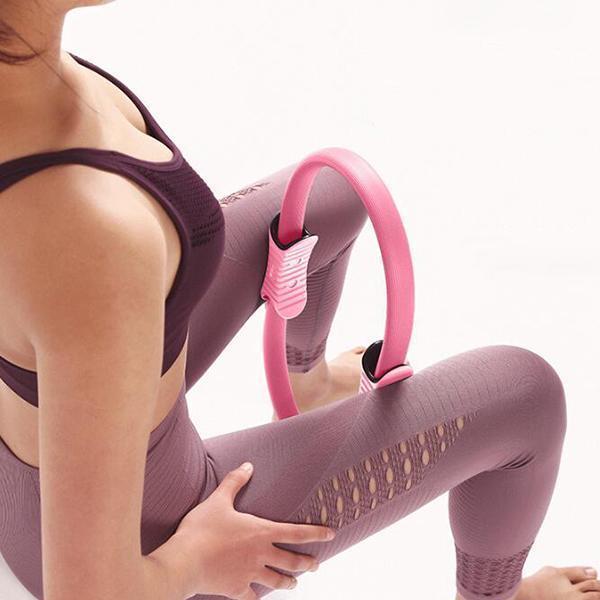 Pilatesring mit rutschfesten Griffen zur Stärkung von Armen, Beinen und Core, ideal für Ganzkörpertraining zu Hause.