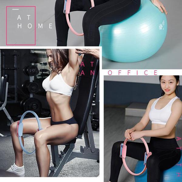 Pilatesring mit rutschfesten Griffen zur Stärkung von Armen, Beinen und Core, ideal für Ganzkörpertraining zu Hause.