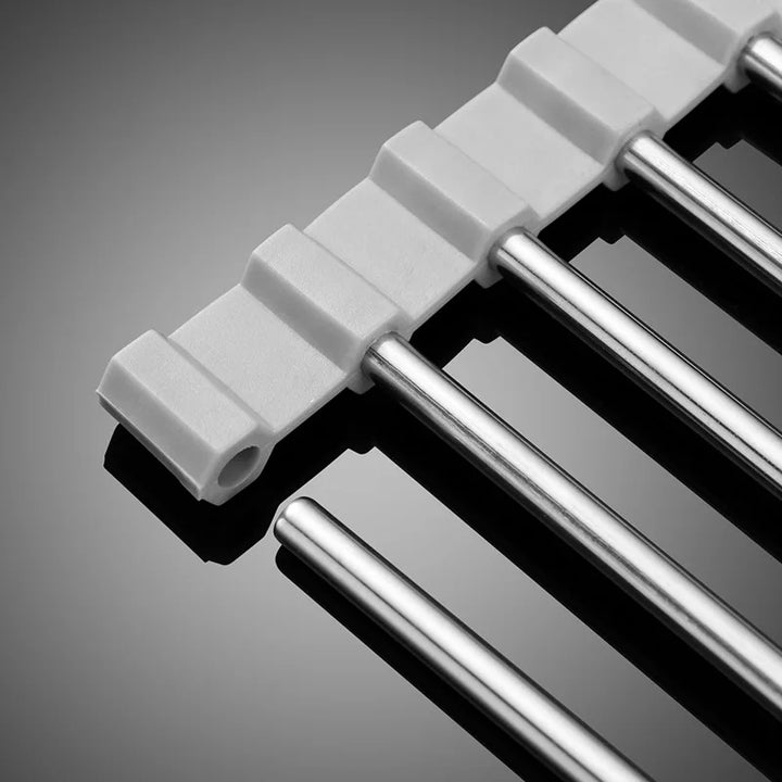 Platzsparendes Edelstahl-Abtropfgestell mit modernem Design, ideal für Küchenspülen; faltbar und multifunktional.