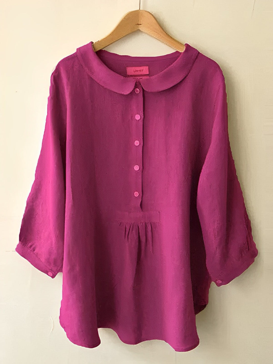 Plisseebluse in Sonnenblumengelb, elegant und modern, mit rundem Ausschnitt, dreiviertel Ärmel, weicher fließender Stoff.