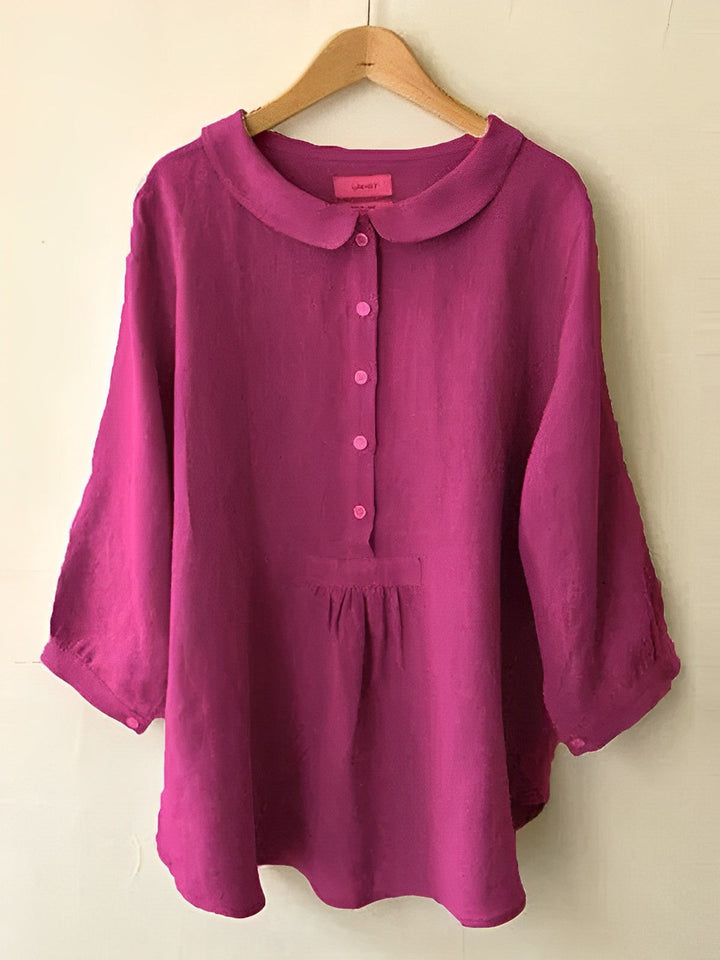 Plisseebluse in Sonnenblumengelb, elegant und modern, mit rundem Ausschnitt, dreiviertel Ärmel, weicher fließender Stoff.