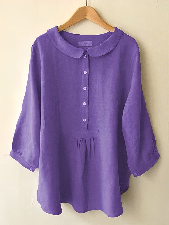Plisseebluse in Sonnenblumengelb, elegant und modern, mit rundem Ausschnitt, dreiviertel Ärmel, weicher fließender Stoff.