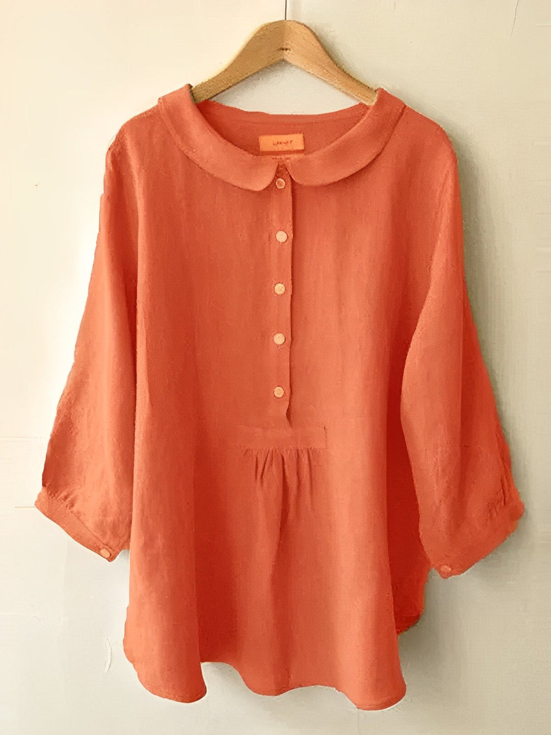 Plisseebluse in Sonnenblumengelb, elegant und modern, mit rundem Ausschnitt, dreiviertel Ärmel, weicher fließender Stoff.