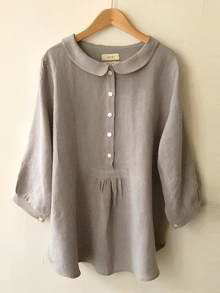 Plisseebluse in Sonnenblumengelb, elegant und modern, mit rundem Ausschnitt, dreiviertel Ärmel, weicher fließender Stoff.