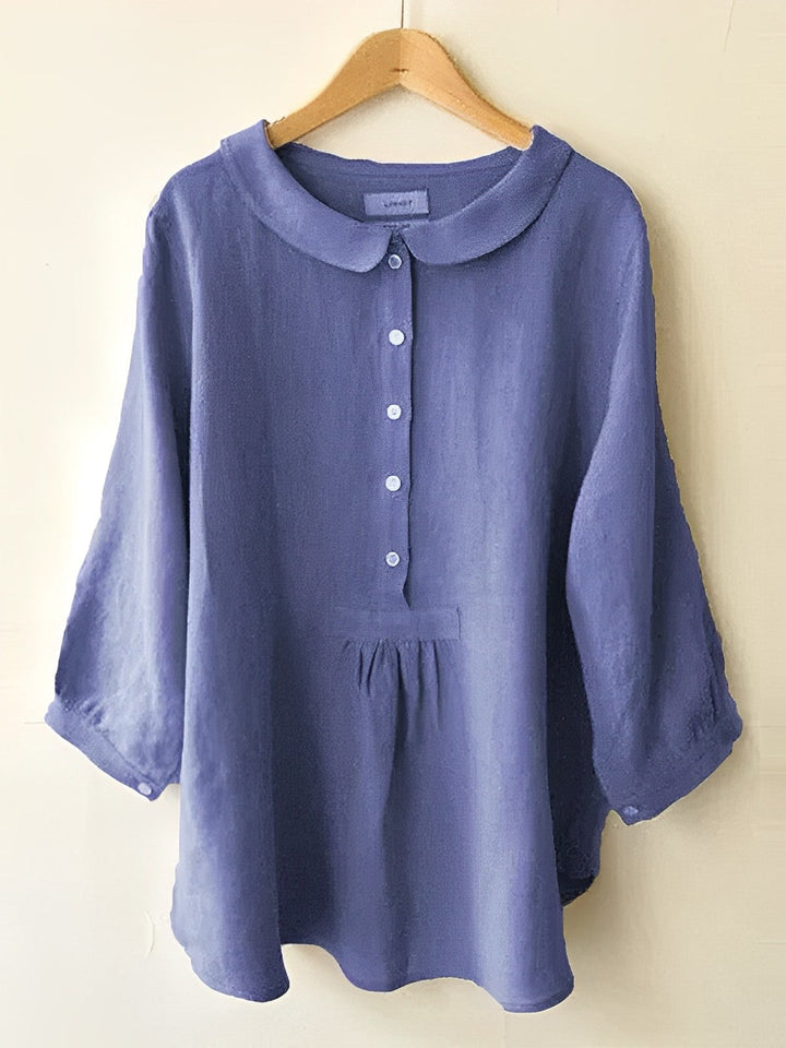 Plisseebluse in Sonnenblumengelb, elegant und modern, mit rundem Ausschnitt, dreiviertel Ärmel, weicher fließender Stoff.