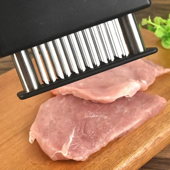 "Praktischer Fleischklopfer mit 48 scharfen Edelstahlklingen, ergonomischem Design, perfekt zum Fleisch zartmachen."
