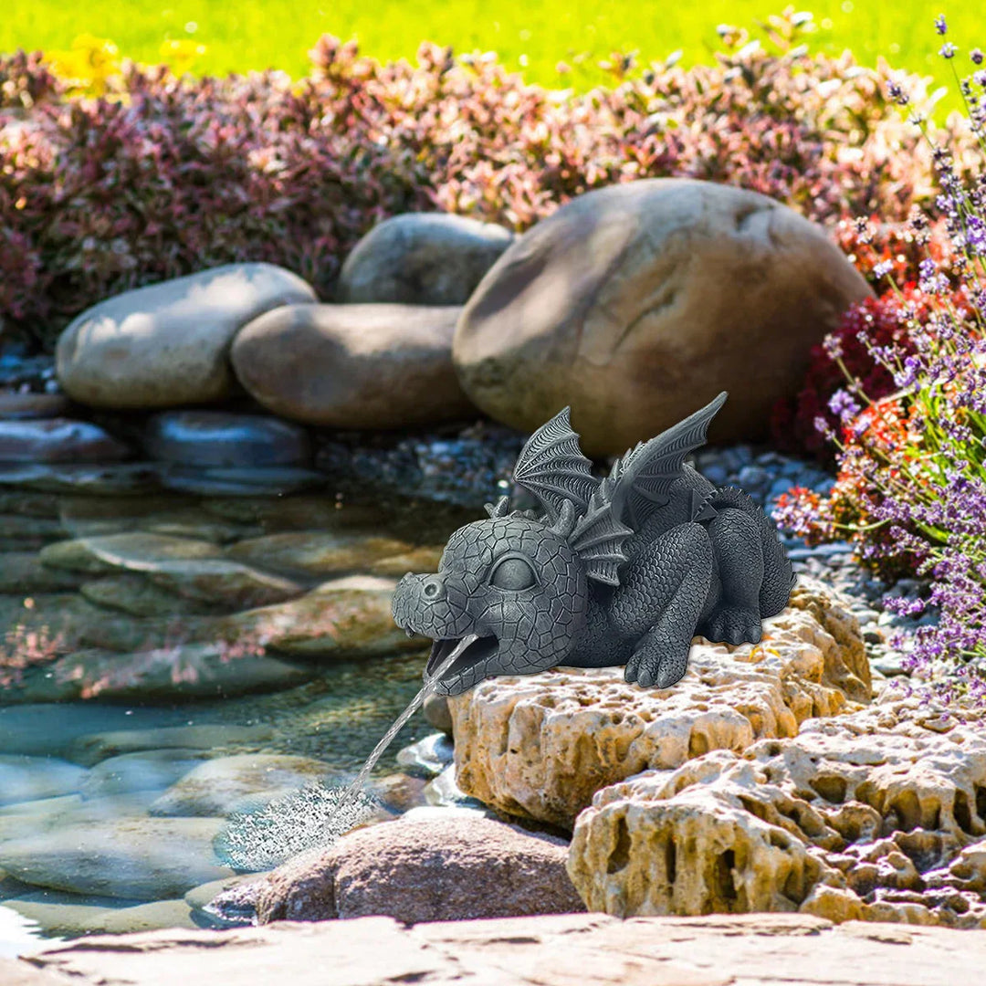 Realistische Drachenstatue für den Garten mit Wasserspeieffekt, wetterfestem Harz, schuppiger Textur und stacheligen Flügeln.