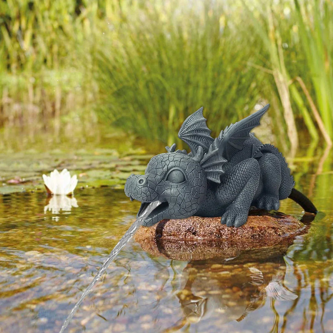 Realistische Drachenstatue für den Garten mit Wasserspeieffekt, wetterfestem Harz, schuppiger Textur und stacheligen Flügeln.