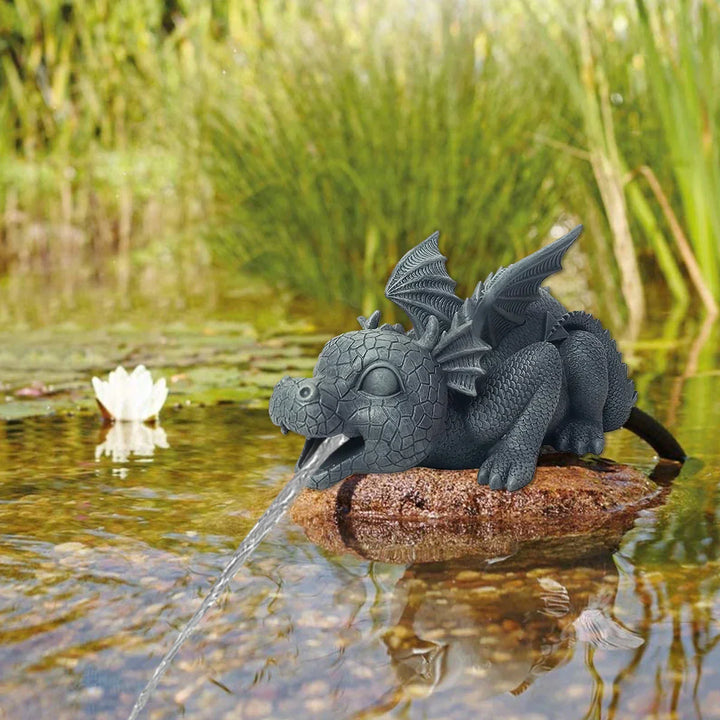 Realistische Drachenstatue für den Garten mit Wasserspeieffekt, wetterfestem Harz, schuppiger Textur und stacheligen Flügeln.