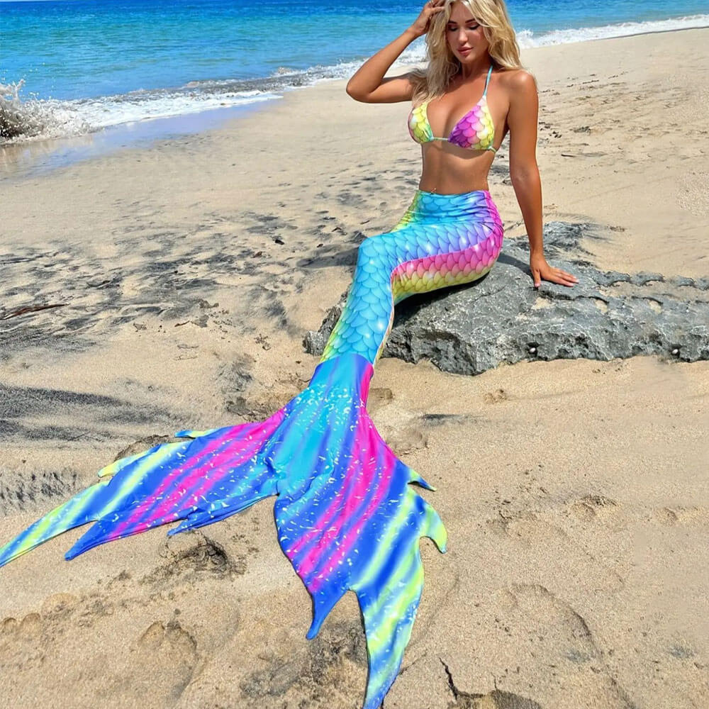 "Regenbogenfarbener Meerjungfrauenschwanz Bikini, dreiteilig, frecher Brazilian-Cut, Vorderansicht, Damen-Bademode"