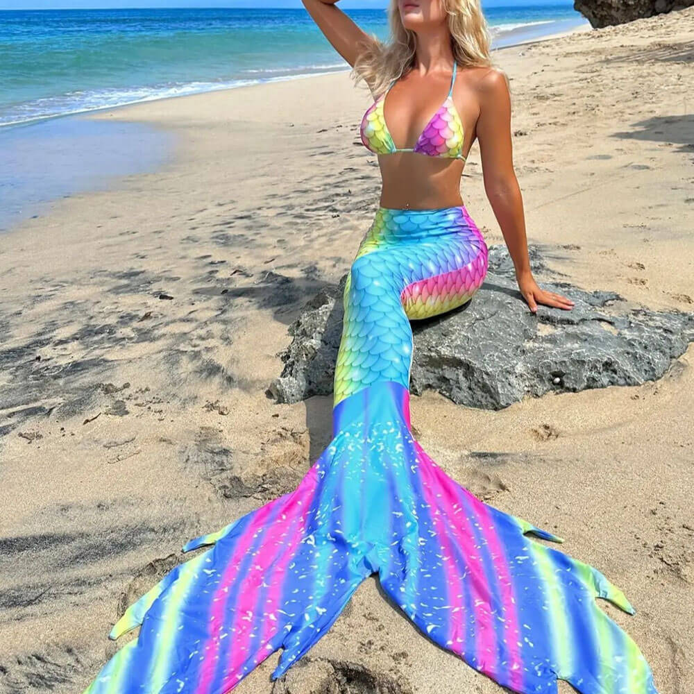 "Regenbogenfarbener Meerjungfrauenschwanz Bikini, dreiteilig, frecher Brazilian-Cut, Vorderansicht, Damen-Bademode"