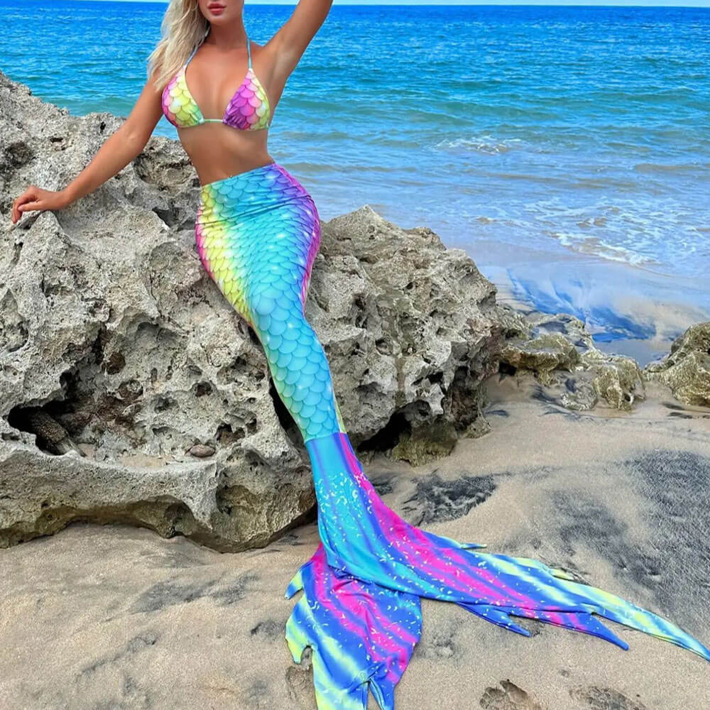 "Regenbogenfarbener Meerjungfrauenschwanz Bikini, dreiteilig, frecher Brazilian-Cut, Vorderansicht, Damen-Bademode"