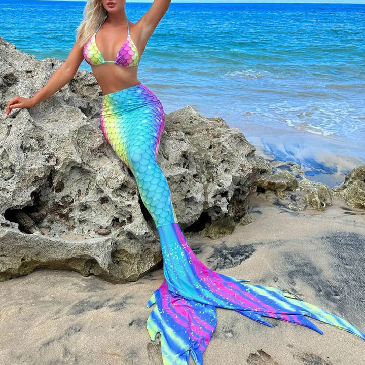 "Regenbogenfarbener Meerjungfrauenschwanz Bikini, dreiteilig, frecher Brazilian-Cut, Vorderansicht, Damen-Bademode"