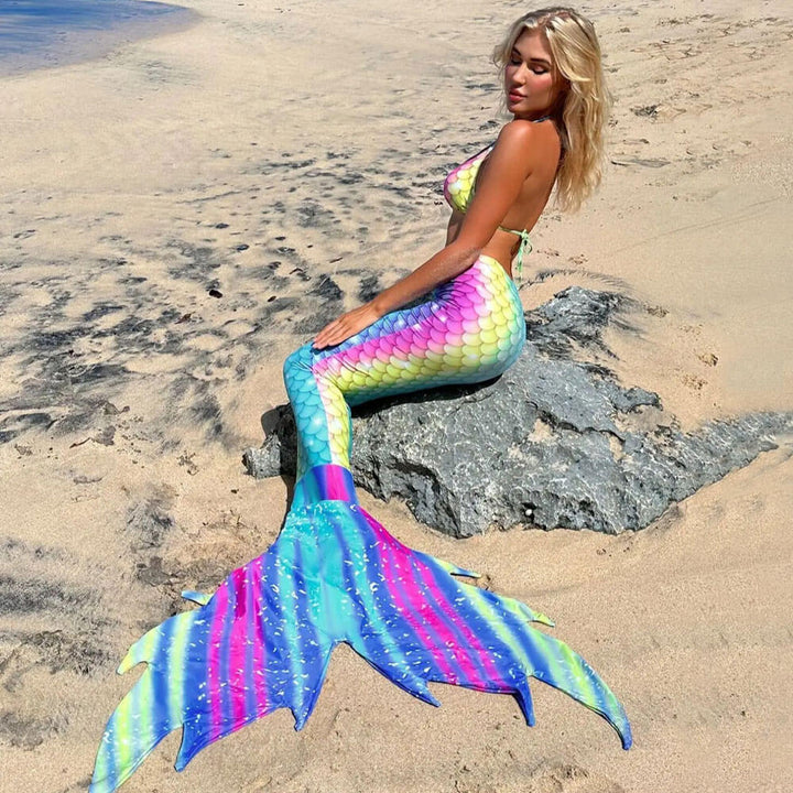"Regenbogenfarbener Meerjungfrauenschwanz Bikini, dreiteilig, frecher Brazilian-Cut, Vorderansicht, Damen-Bademode"