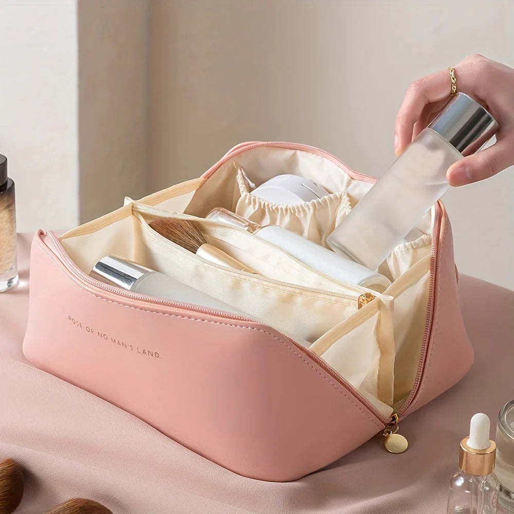 "Reisefreundliche Kosmetiktasche in Rosa, kompakt & elegant, mit praktischem Griff & vielseitiger Innenaufteilung"