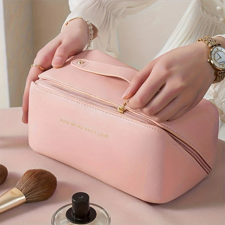 "Reisefreundliche Kosmetiktasche in Rosa, kompakt & elegant, mit praktischem Griff & vielseitiger Innenaufteilung"
