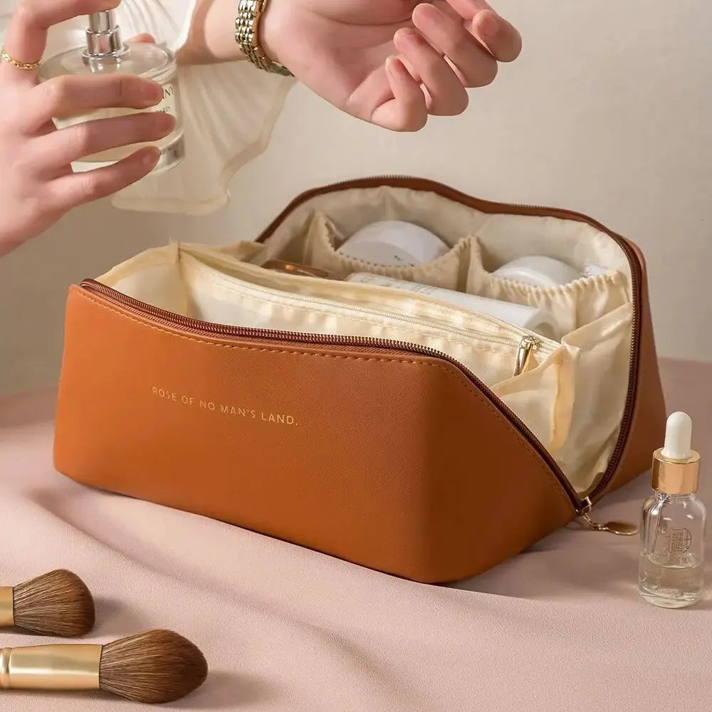 "Reisefreundliche Kosmetiktasche in Rosa, kompakt & elegant, mit praktischem Griff & vielseitiger Innenaufteilung"