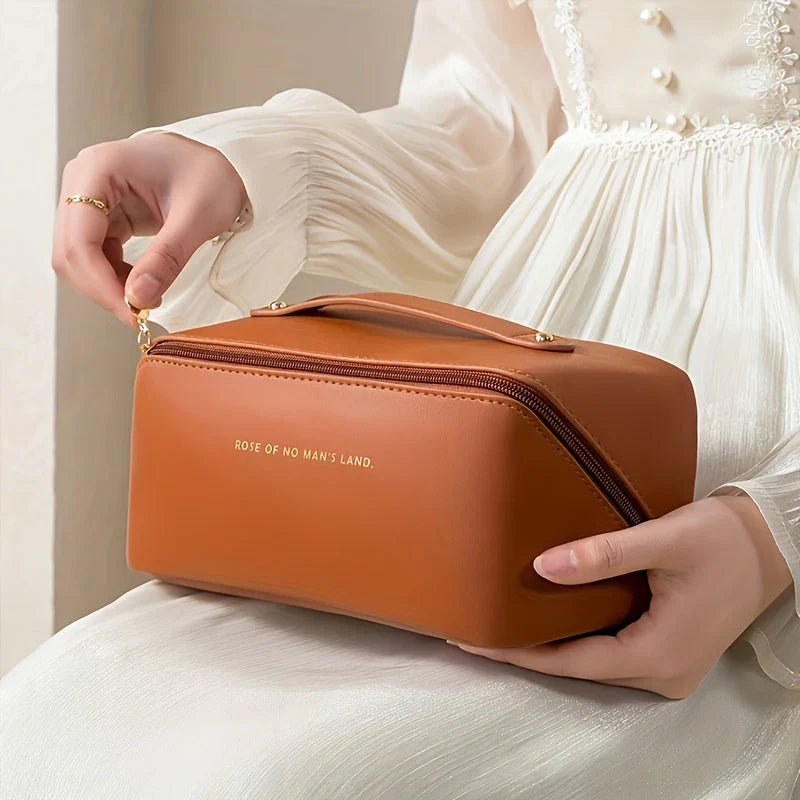 "Reisefreundliche Kosmetiktasche in Rosa, kompakt & elegant, mit praktischem Griff & vielseitiger Innenaufteilung"
