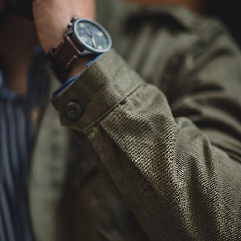 Robuste Field Jacke für Herren, olivgrün, wetterfest, mit praktischen Taschen und bequemer Passform für Outdoor-Aktivitäten.